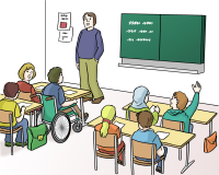 Ein Lehrer steht in einem Klassenraum vorne an der Tafel. Davor sind seine Schülerinnen und Schüler, die an Tischen sitzen.
